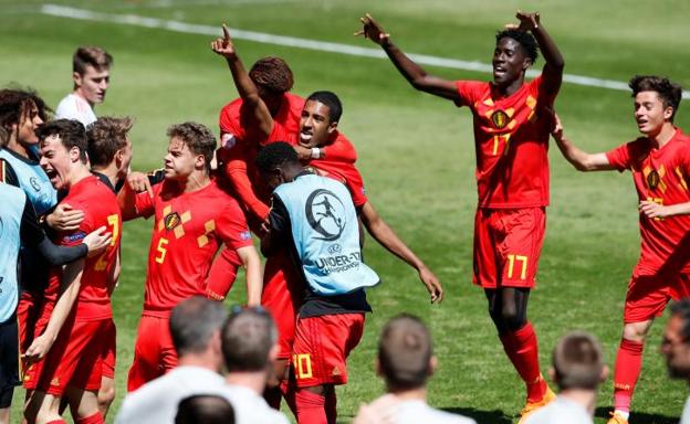 Los jugadores belgas celebran su victoria ante la decepción de los españoles.