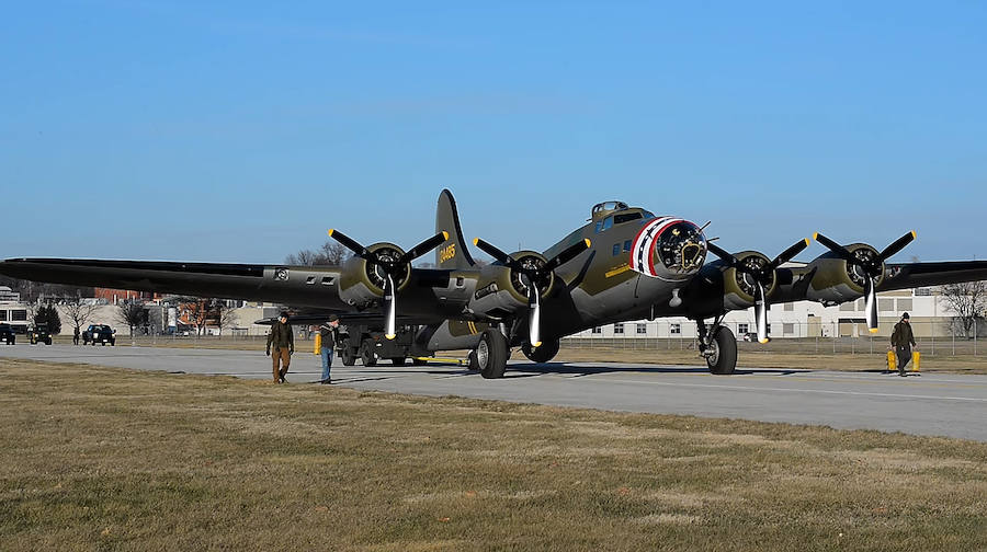 El legendario bombardero de EE UU que regresó sin un rasguño de 25 misiones en la II Guerra Mundial reaparece completamente restaurado por los 75 años de su última incursión