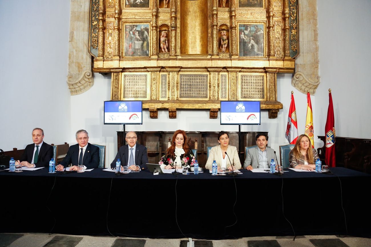 Pleno de las Cortes por la presentación del informe anual del Procurador del Común en la capilla del Colegio Fonseca de Salamanca