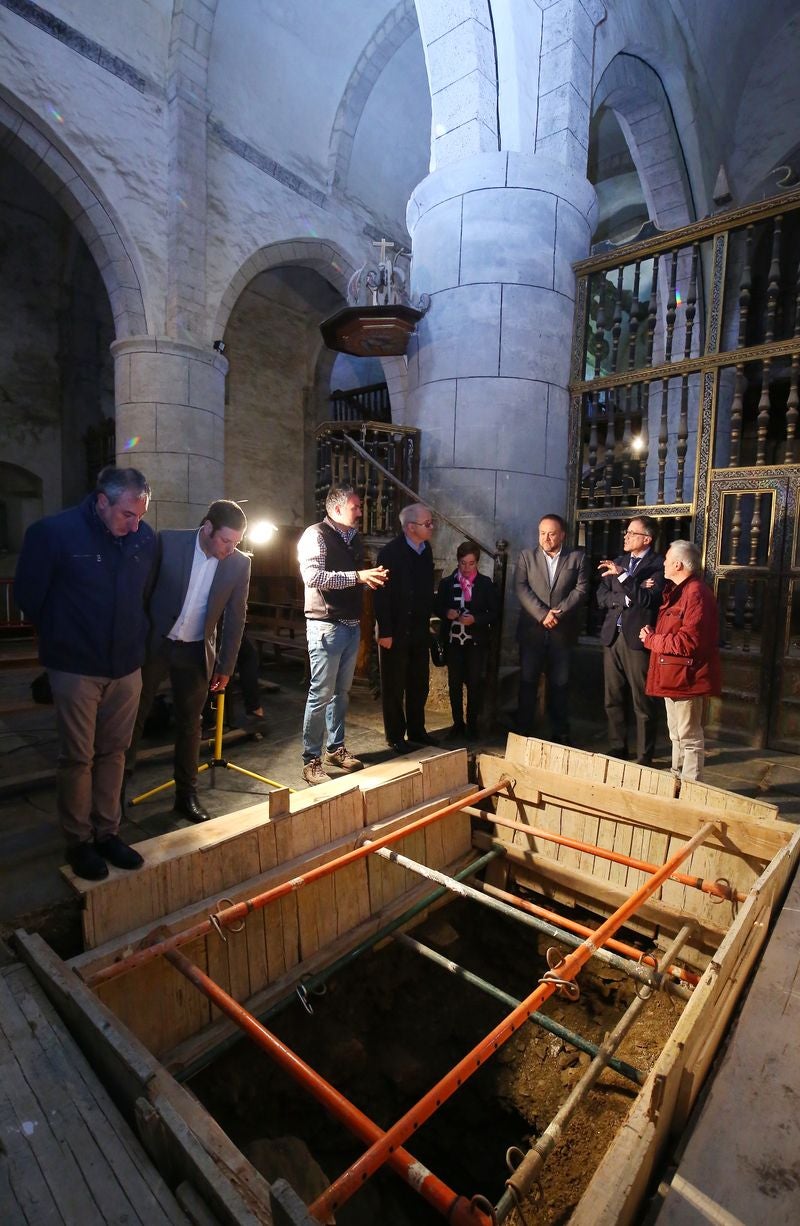 El director general de Patrimonio de la Junta, Enrique Saiz, presenta los avances en las excavaciones arqueológicas que han tenido lugar en la iglesia del monasterio de San Pedro de Montes.