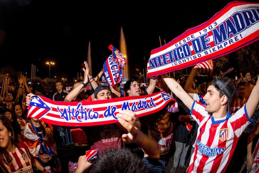 Los hinchas rojiblancos acudieron a Neptuno para festejar el título de la Europa League que conquistó el Atlético al imponerse en Lyon al Olympique de Marsella. 