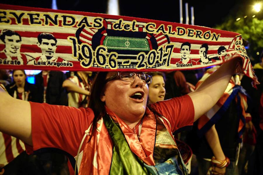 Los hinchas rojiblancos acudieron a Neptuno para festejar el título de la Europa League que conquistó el Atlético al imponerse en Lyon al Olympique de Marsella. 