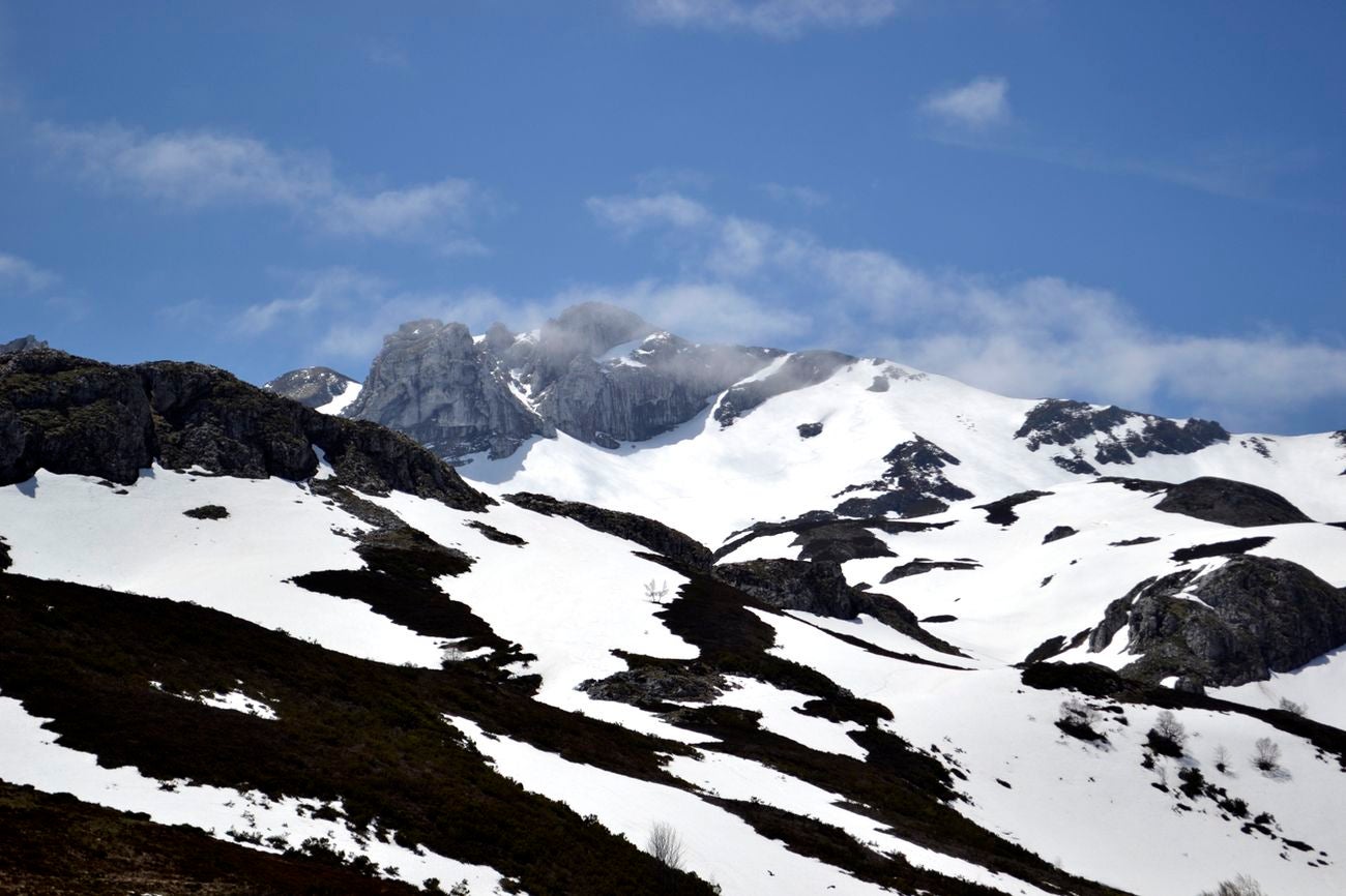 La nieve se mantiene en las montañas de la provincia y garantiza el suministro de agua a los pantanos en las próximas semanas | Hasta 30 hectómetros cúbicos podrían encontrarse en estas zonas