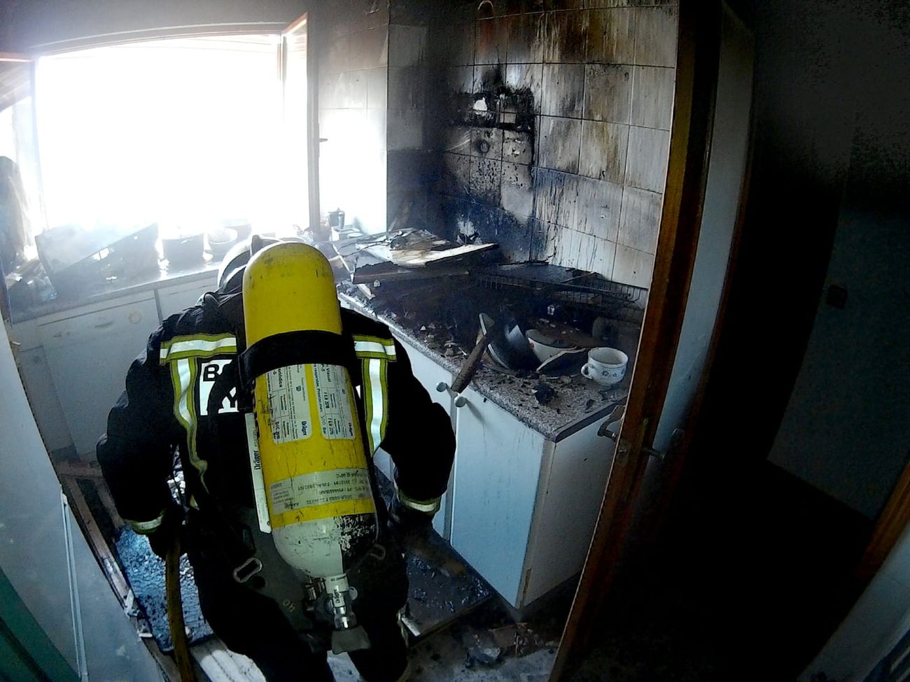 El incendio de una campana extractora provoca serios daños en una vivienda