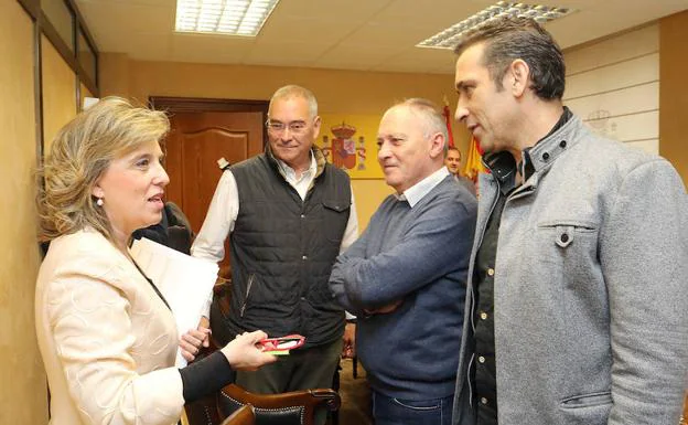 La delegada del Gobierno en Castilla y León, María José Salgueiro, recibe a los secretarios generales de CCOO y UGT en Castilla y León.