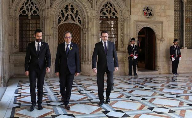 Fotografía facilitada por la Generalitat del presidente del Parlament, Roger Torrent (i), el presidente de la Generalitat, Quim Torra (c), y el secretario del Govern, Víctor Cullell.