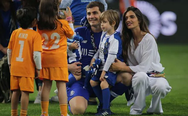 La familia al completo celebra la victoria del Oporto en la Liga lusa. 
