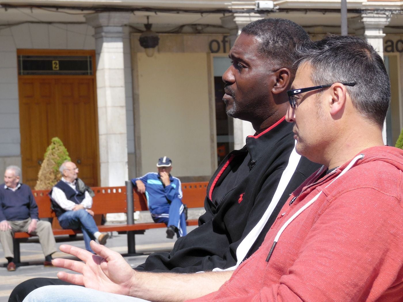 Xavi Fernández y Reggie Johnson, dos leyendas del baloncesto leonés, han repasado en el diario digital la historia de este deporte en una jornada emotiva y cargada de recuerdos