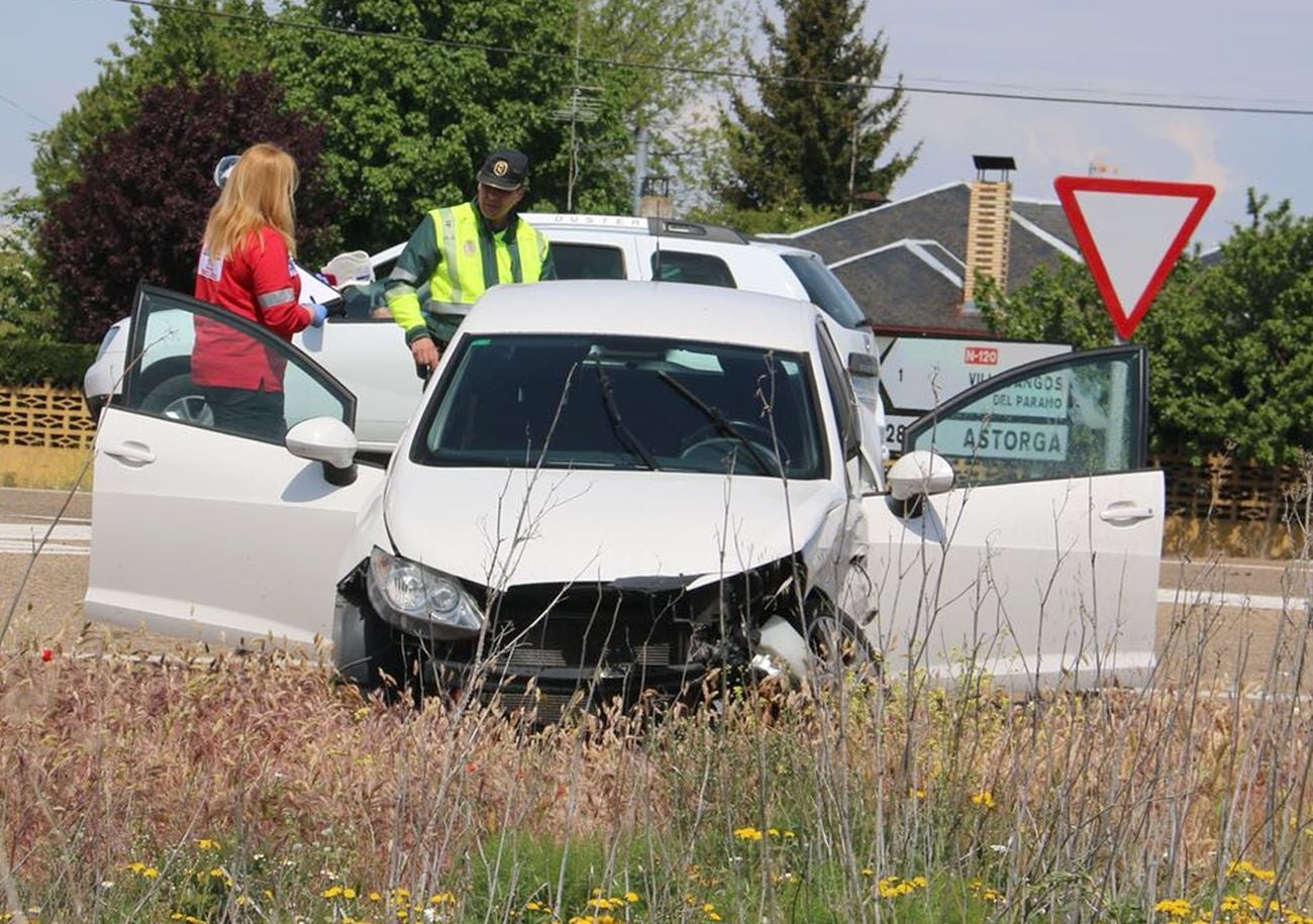 El accidente ha tenido lugar tras impactar frontolateralmente ambos vehículos | La N-120 soporta este lunes un alto volumen de tráfico por el corte de la autopista León-Astorga