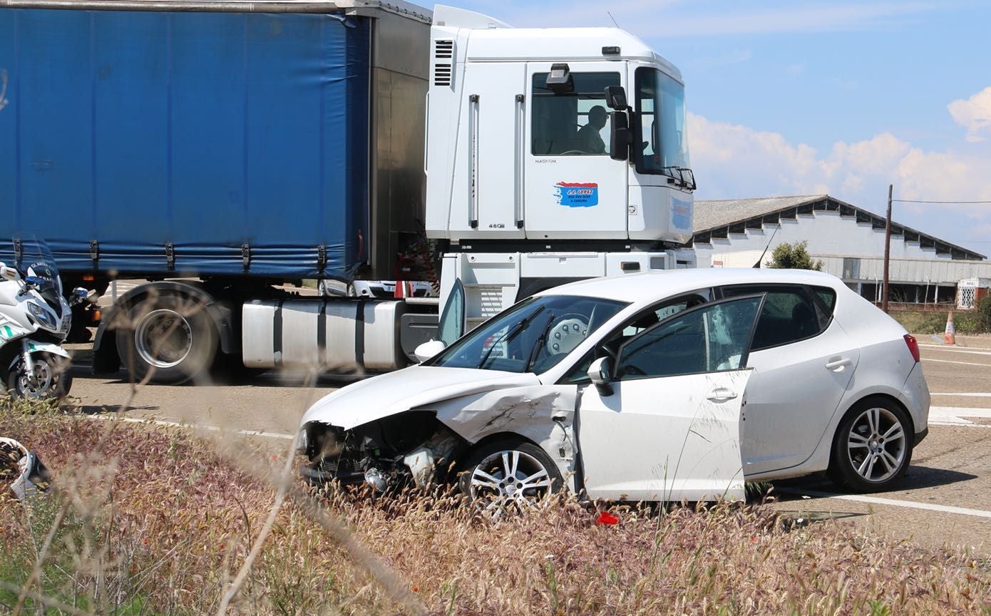 El accidente ha tenido lugar tras impactar frontolateralmente ambos vehículos | La N-120 soporta este lunes un alto volumen de tráfico por el corte de la autopista León-Astorga