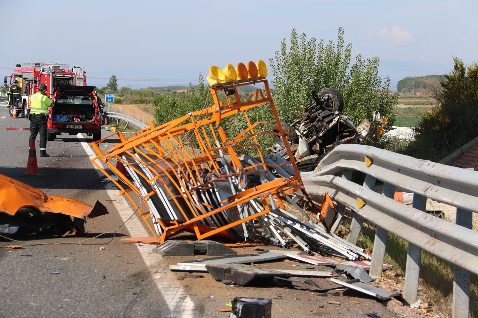 Un fallecido al arrollar un camión cargado de gasolina a una furgoneta de mantenimiento en la León-Astorga