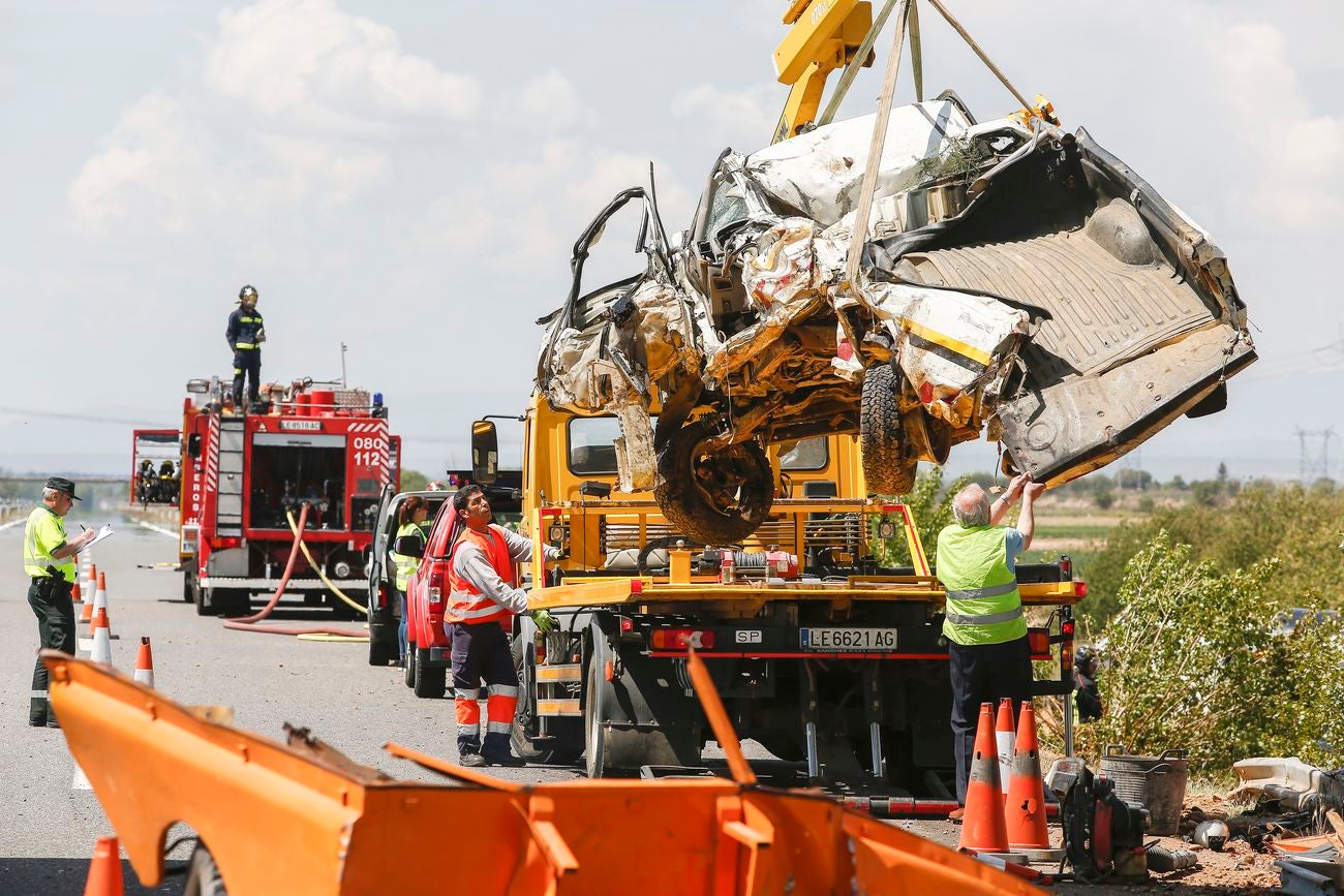 Un fallecido al arrollar un camión cargado de gasolina a una furgoneta de mantenimiento en la León-Astorga