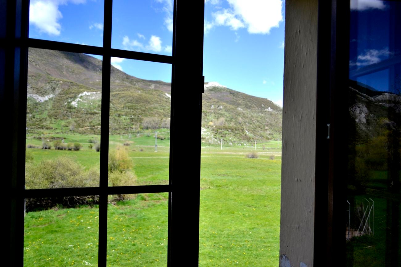 En un entorno privilegiado, a los pies del Pico Bodón en la localidad de Valdelugueros, en un edificio de arquitectura protegida, se encuentra el El hotel Los Argüellos