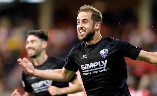 El defensa del Huesca Jorge Pulido celebra el segundo gol de su equipo ante el Lugo.