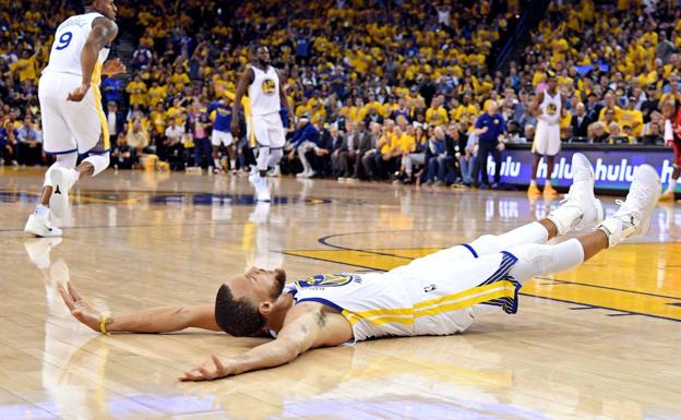 Stephen Curry celebra una canasta. 