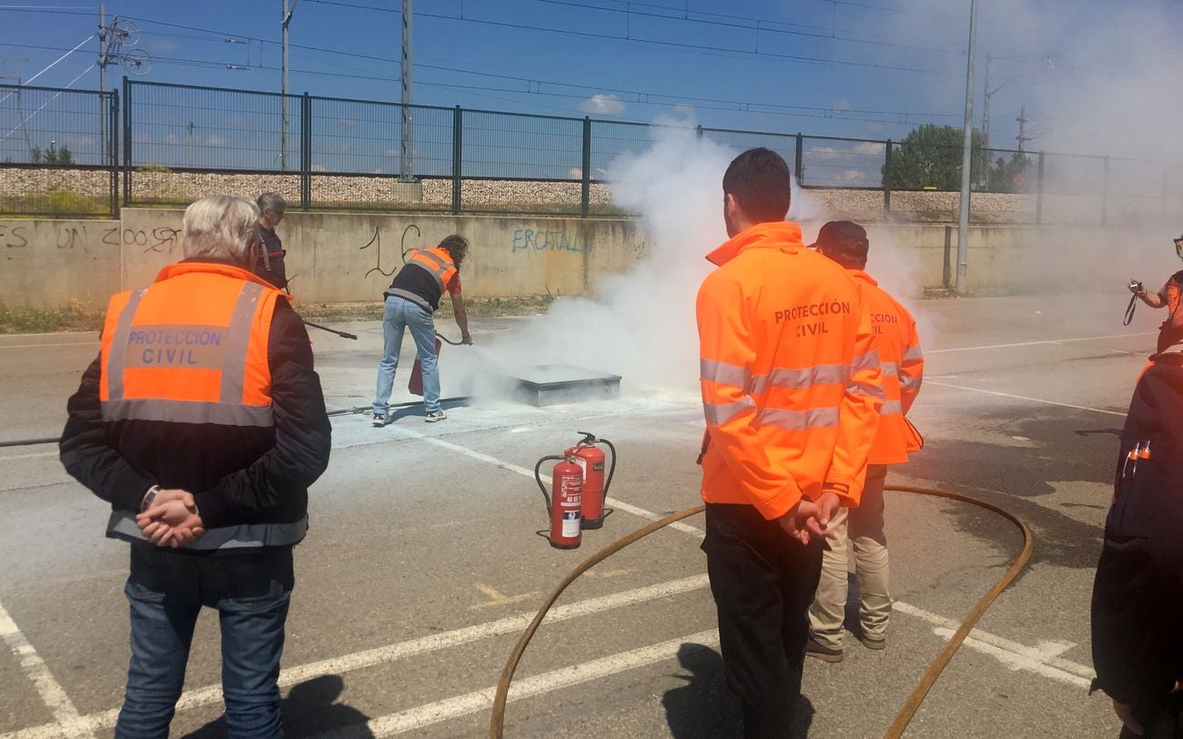 Los Bomberos de León forman a los voluntarios de Protección Civil en extinción de incendios