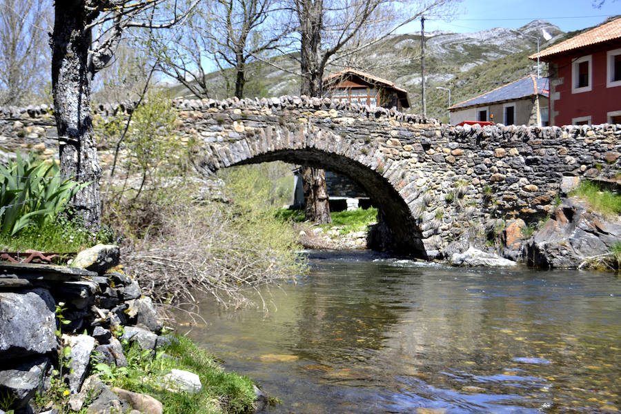 Este municipio, situado en plena cordillera Cantábrica, fue un verdadero escenario de enfrentamiento durante la Guerra Civil, conservando a día de hoy infraestructuras heredadas de aquella época