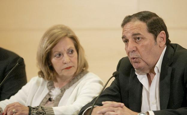 El consejero de Sanidad, Antonio Sáez, presenta la guía 'Claves para la detección y la intervención precoz de las demencias en Atención Primaria'. Junto a él, la presidenta de Afacayle, Milagros Carvajal.