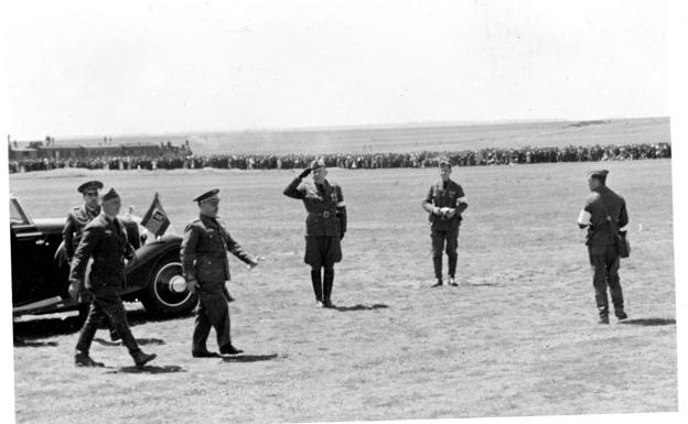 Galería. Franco pasa revista a la Legión Cóndor en La Virgen del Camino.