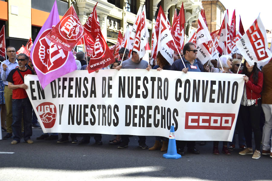 Fotos: Protestas ante la sede de la patronal