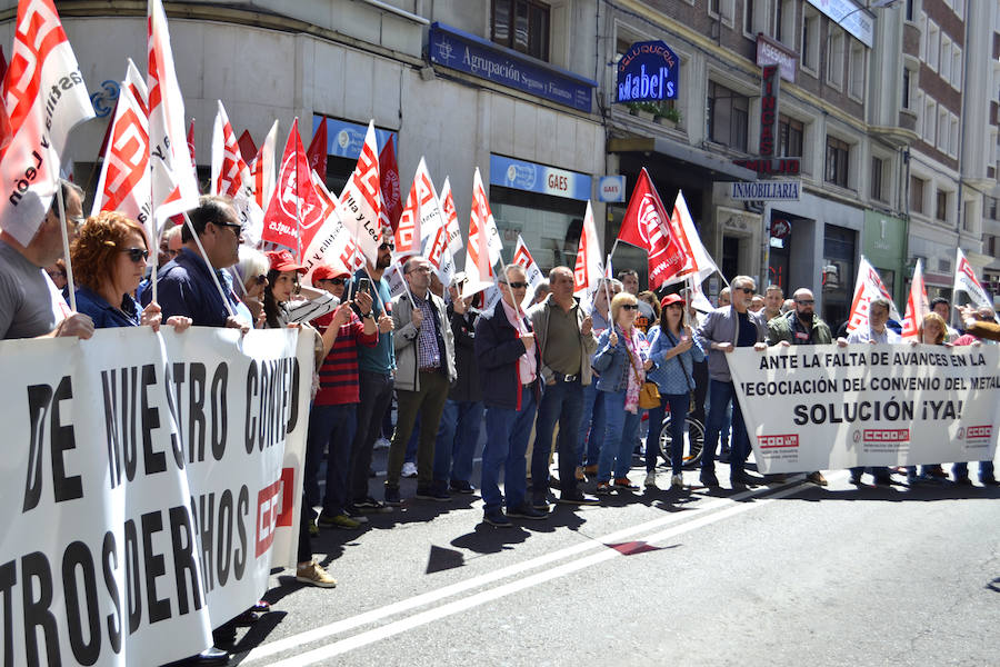 Fotos: Protestas ante la sede de la patronal