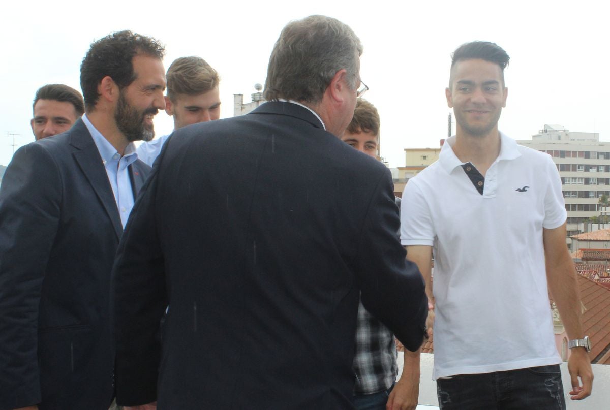 Fotos: El alcalde de León, Antonio Silván, recibe a la plantilla del Júpiter