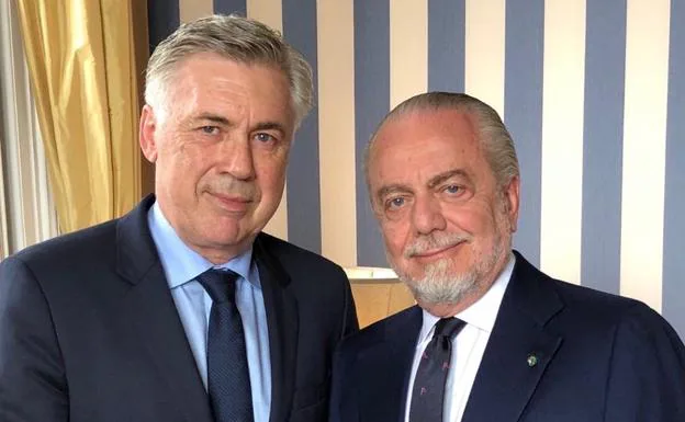 Carlo Ancelotti junto al presidente del Nápoles, Aurelio De Laurentiis.