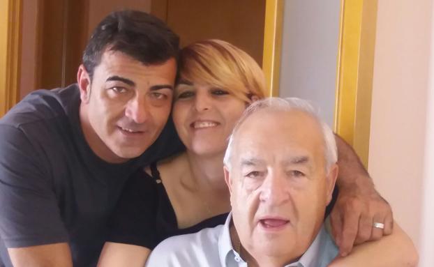 Marta Guell Amez, con su hermano Alberto y su padre Rafael.