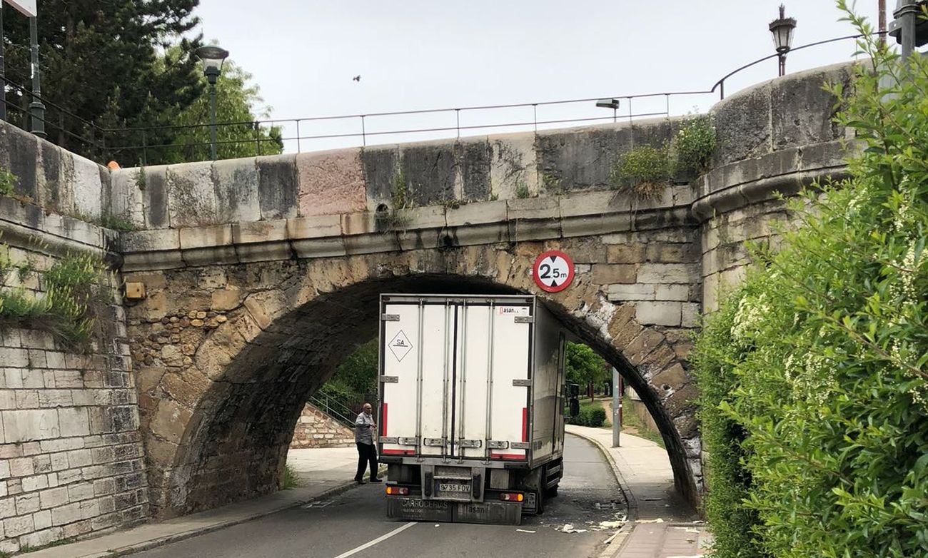 El conductor del vehículo, que se dirigía hacia la zona norte de la ciudad, no se percató de que la altura del mismo hacía imposible cruzar el 'ojo' del puente