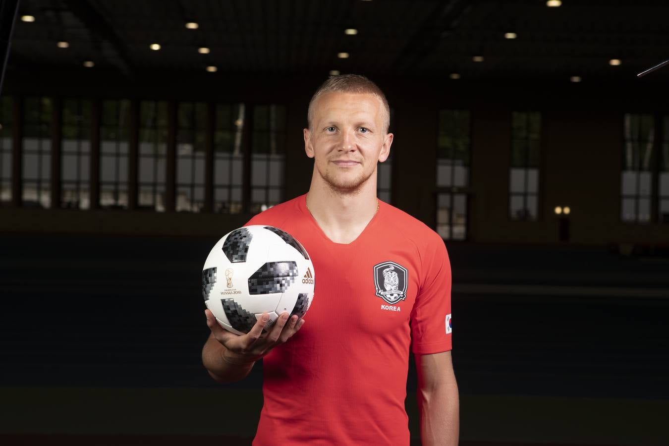 El defensa Igor Smolnikov posa con la camiseta de Corea del Sur.