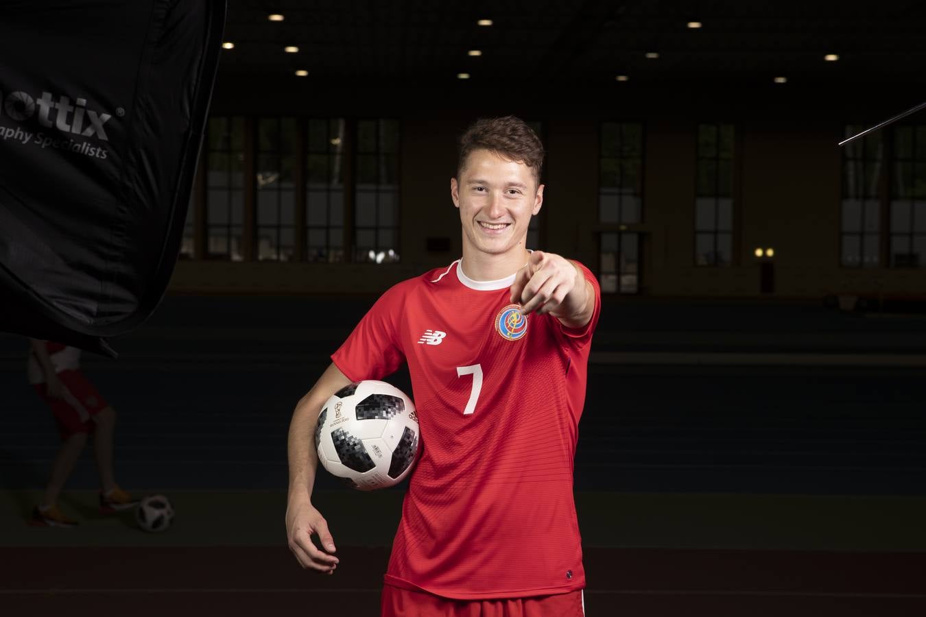 El centrocampista ruso Anton Miranchuk posa con la camiseta de Costa Rica.