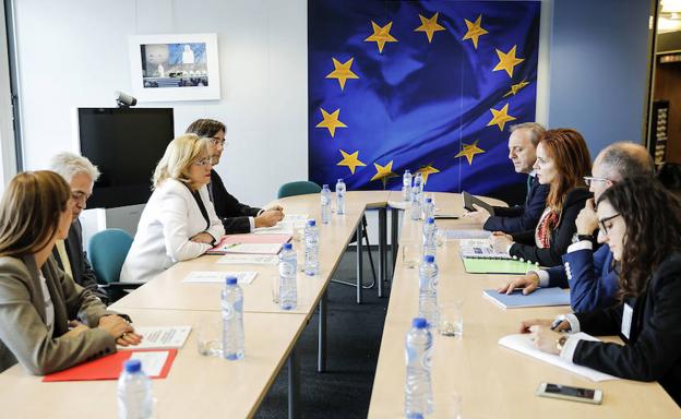 La presidenta de las Cortes, Silvia Clemente, mantiene una reunión con la comisaria de Política Regional de la Unión Europea, Corina Cretu.