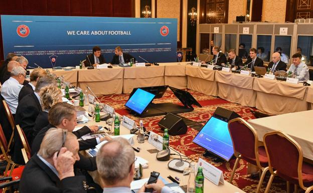 UEFA pone 100 millones de margen por club para completar cada mercado