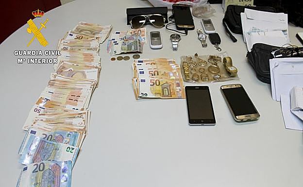 Imagen del material recuperado por la Guardia Civil.