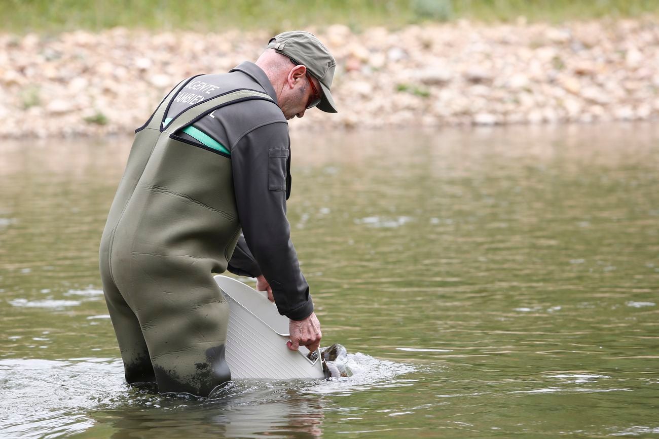 El consejero de Fomento y Medio Ambiente, Juan Carlos Suárez-Quiñones, presenta el Coto de Pesca de León junto al presidente de la Confederación Hidrográfica del Duero, Juan Ignacio Diego y el alcalde, Antonio Silván