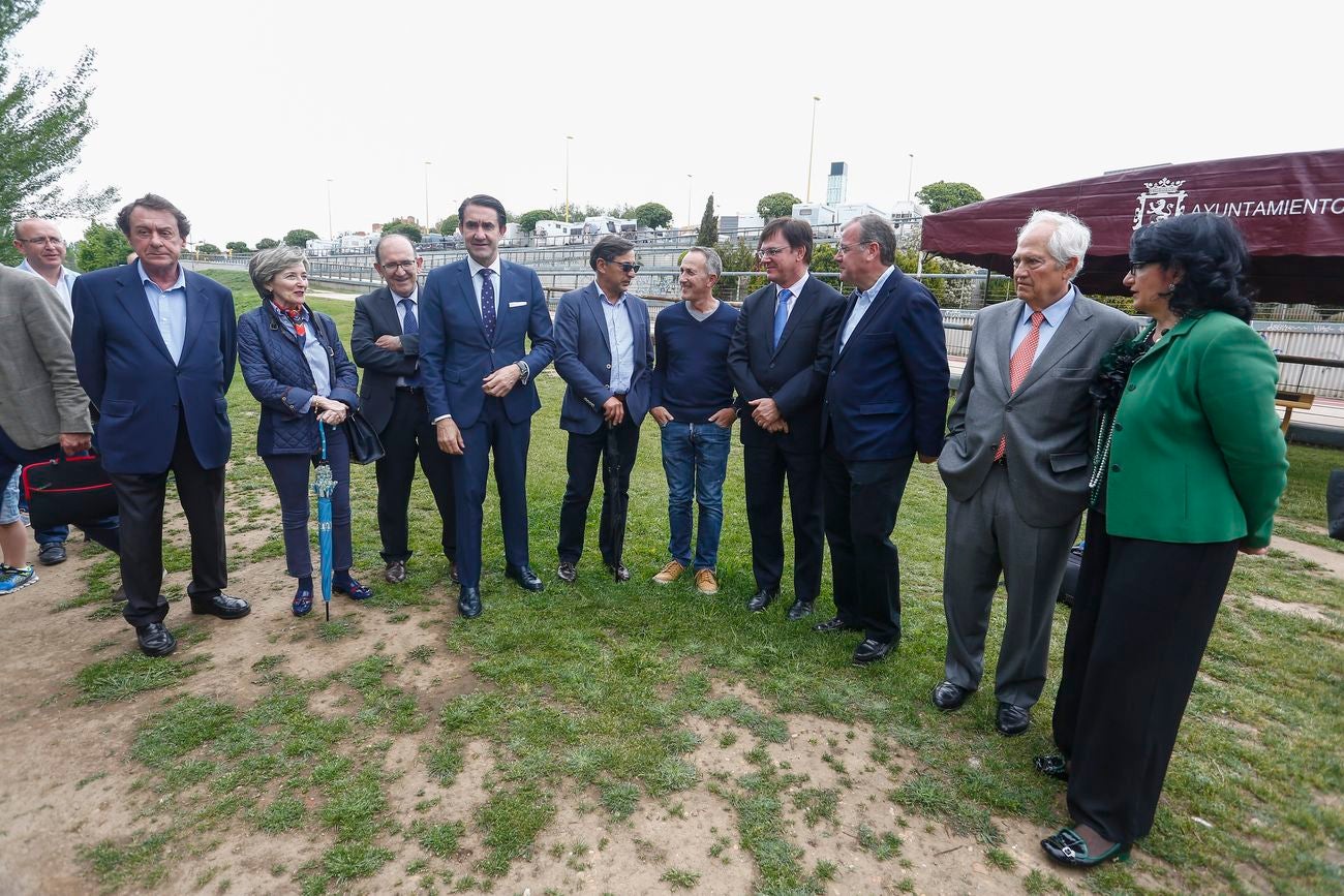 El consejero de Fomento y Medio Ambiente, Juan Carlos Suárez-Quiñones, presenta el Coto de Pesca de León junto al presidente de la Confederación Hidrográfica del Duero, Juan Ignacio Diego y el alcalde, Antonio Silván