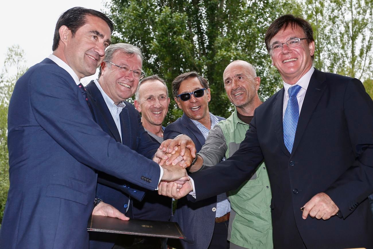 El consejero de Fomento y Medio Ambiente, Juan Carlos Suárez-Quiñones, presenta el Coto de Pesca de León junto al presidente de la Confederación Hidrográfica del Duero, Juan Ignacio Diego y el alcalde, Antonio Silván