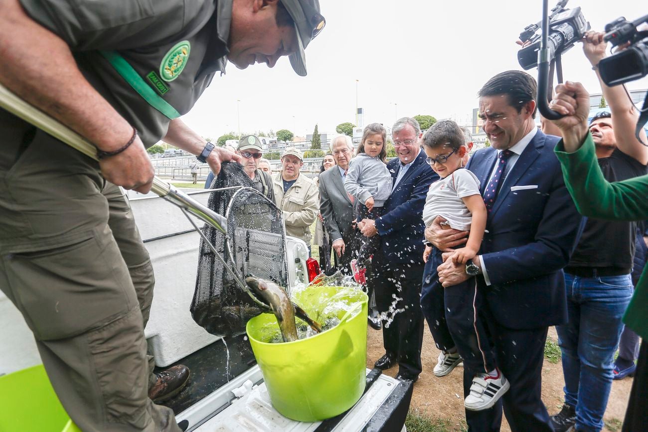 El consejero de Fomento y Medio Ambiente, Juan Carlos Suárez-Quiñones, presenta el Coto de Pesca de León junto al presidente de la Confederación Hidrográfica del Duero, Juan Ignacio Diego y el alcalde, Antonio Silván