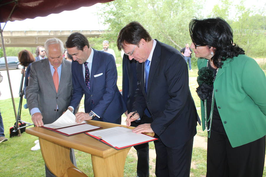 El consejero de Fomento y Medio Ambiente, Juan Carlos Suárez-Quiñones, presenta el Coto de Pesca de León junto al presidente de la Confederación Hidrográfica del Duero, Juan Ignacio Diego y el alcalde, Antonio Silván