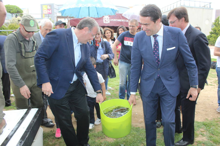 El consejero de Fomento y Medio Ambiente, Juan Carlos Suárez-Quiñones, presenta el Coto de Pesca de León junto al presidente de la Confederación Hidrográfica del Duero, Juan Ignacio Diego y el alcalde, Antonio Silván