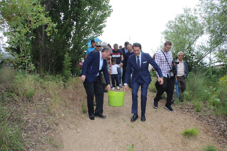 El consejero de Fomento y Medio Ambiente, Juan Carlos Suárez-Quiñones, presenta el Coto de Pesca de León junto al presidente de la Confederación Hidrográfica del Duero, Juan Ignacio Diego y el alcalde, Antonio Silván