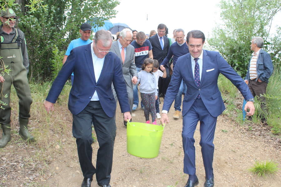 El consejero de Fomento y Medio Ambiente, Juan Carlos Suárez-Quiñones, presenta el Coto de Pesca de León junto al presidente de la Confederación Hidrográfica del Duero, Juan Ignacio Diego y el alcalde, Antonio Silván