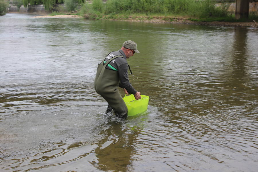El consejero de Fomento y Medio Ambiente, Juan Carlos Suárez-Quiñones, presenta el Coto de Pesca de León junto al presidente de la Confederación Hidrográfica del Duero, Juan Ignacio Diego y el alcalde, Antonio Silván