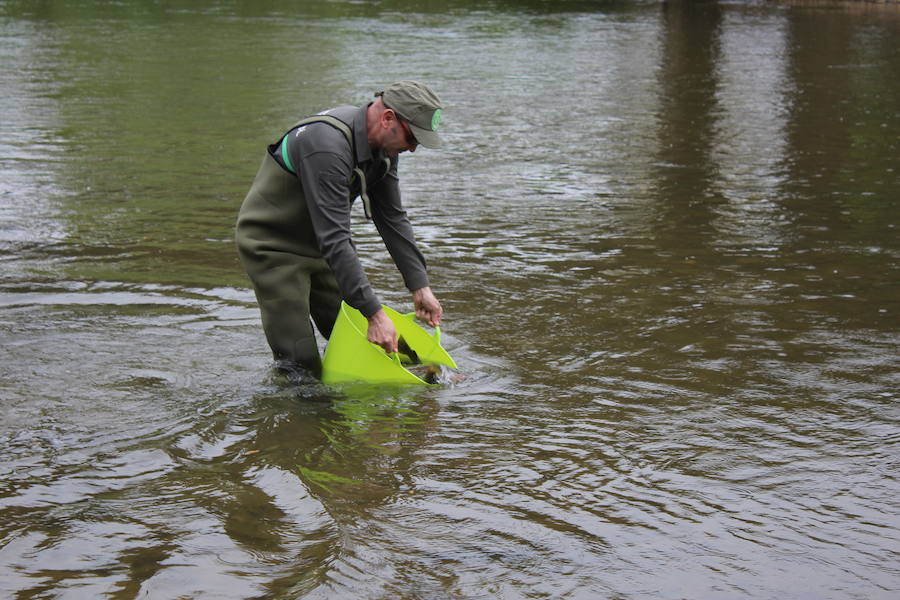 El consejero de Fomento y Medio Ambiente, Juan Carlos Suárez-Quiñones, presenta el Coto de Pesca de León junto al presidente de la Confederación Hidrográfica del Duero, Juan Ignacio Diego y el alcalde, Antonio Silván