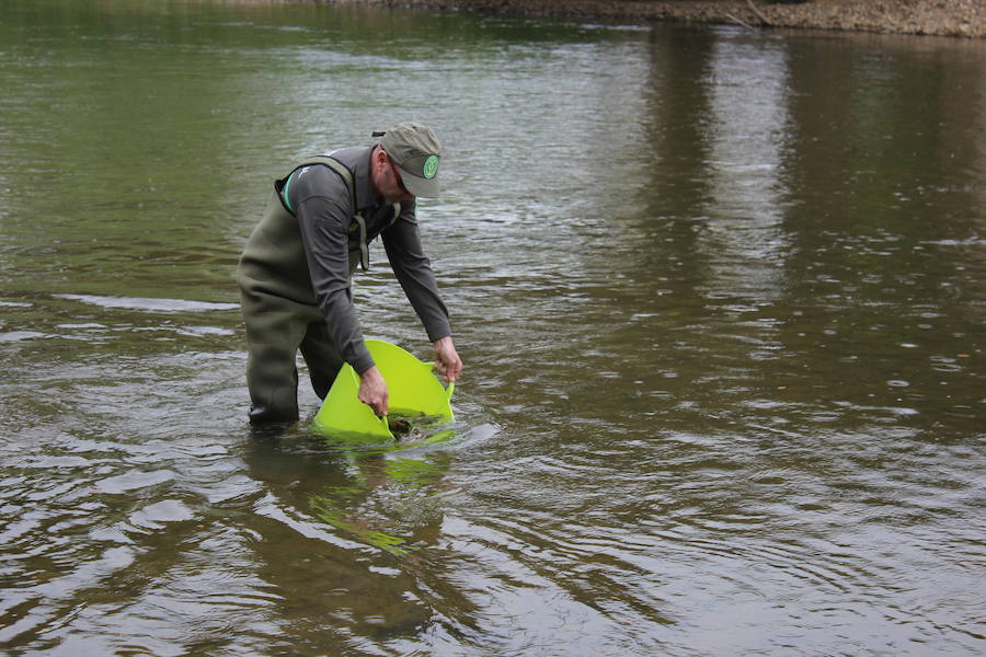 El consejero de Fomento y Medio Ambiente, Juan Carlos Suárez-Quiñones, presenta el Coto de Pesca de León junto al presidente de la Confederación Hidrográfica del Duero, Juan Ignacio Diego y el alcalde, Antonio Silván