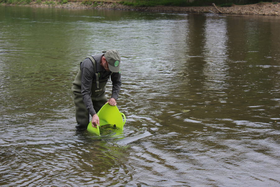 El consejero de Fomento y Medio Ambiente, Juan Carlos Suárez-Quiñones, presenta el Coto de Pesca de León junto al presidente de la Confederación Hidrográfica del Duero, Juan Ignacio Diego y el alcalde, Antonio Silván