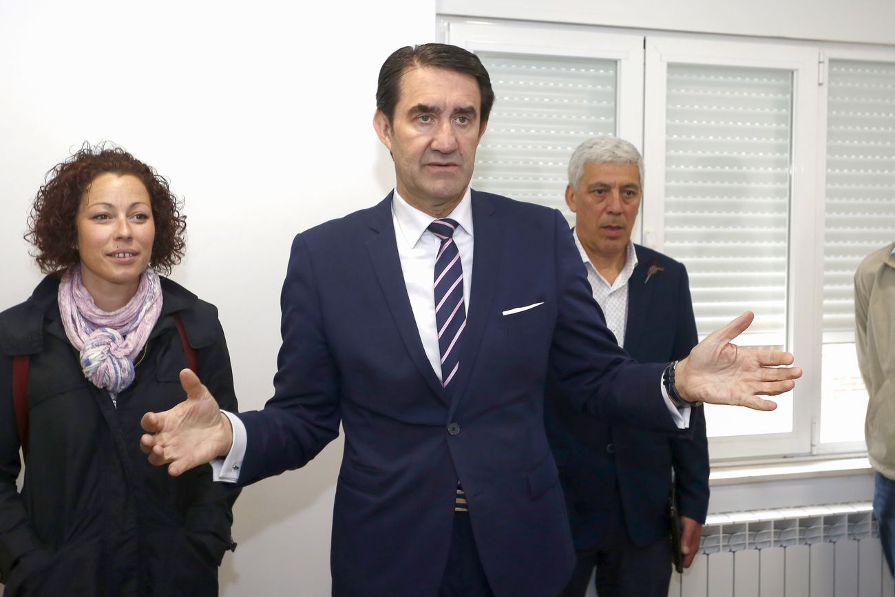 El consejero de Fomento y Medio Ambiente, Juan Carlos Suárez-Quiñones, firma en Almanza el Programa Rehabitare con cuatro ayuntamientos de la provincia de León