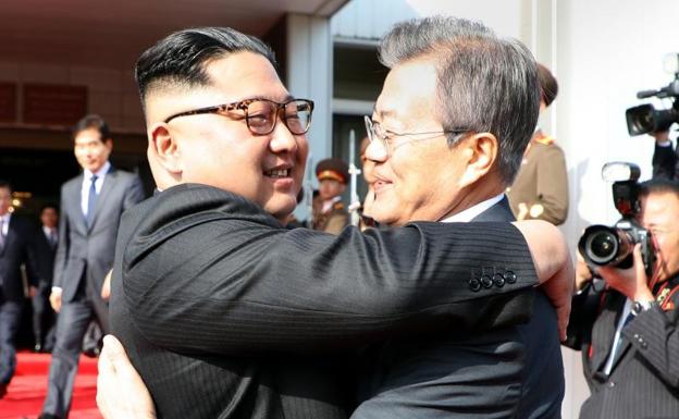 Los líderes de las dos Coreas se ven en secreto y por sorpresa para tratar la cumbre con Trump