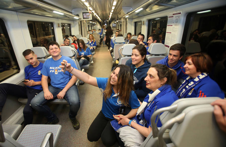 Fotos: Los oviedistas. rumbo a León en tren