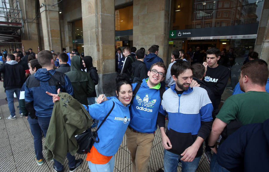 Fotos: Los oviedistas. rumbo a León en tren